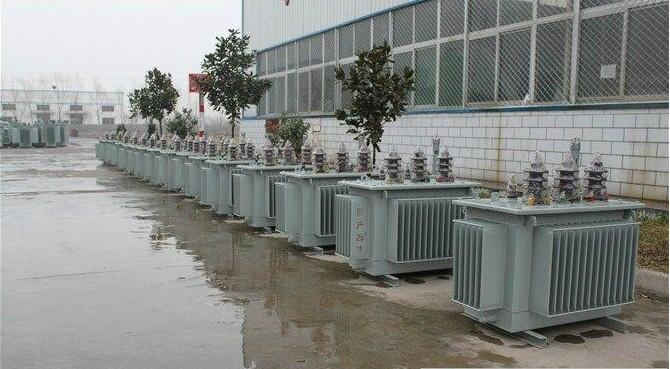 油浸式變壓器的保養(yǎng)如何去做？預防滲漏油：油浸式變壓器在油箱內充滿變壓器油，裝配中依靠緊固件對耐油橡膠元件加壓而密封。